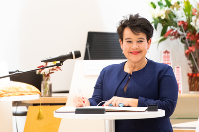 911047 Portret van burgemeester Sharon Dijksma bij haar installatie als burgemeester tijdens een buitengewone ...